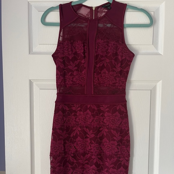 Burgundy lace dress with gold zipper from Guess - Picture 3 of 3